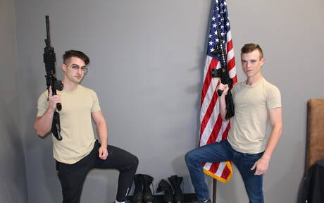 Les copains torrides Jason Long, Scott Finn et Jack Greyson ont un bon plan à trois en extérieur