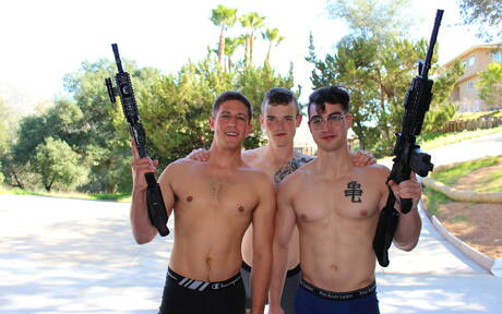 Les copains torrides Jason Long, Scott Finn et Jack Greyson ont un bon plan à trois en extérieur