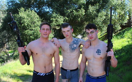 Les copains torrides Jason Long, Scott Finn et Jack Greyson ont un bon plan à trois en extérieur