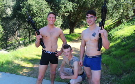 Les copains torrides Jason Long, Scott Finn et Jack Greyson ont un bon plan à trois en extérieur