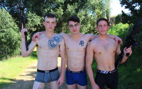 Next Door Studios: Os amigos gostosos Jason Long, Scott Finn e Jack Greyson fazem um bom sexo a três ao ar livre