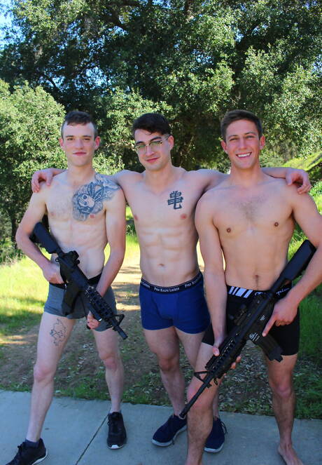 Les copains torrides Jason Long, Scott Finn et Jack Greyson ont un bon plan à trois en extérieur