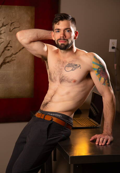 Der hübsche amerikanische Jungsotter Julian Brady und der attraktive Typ Nic Sahara bei heißer Arschfick-Action