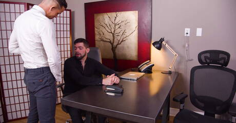 Der hübsche amerikanische Jungsotter Julian Brady und der attraktive Typ Nic Sahara bei heißer Arschfick-Action