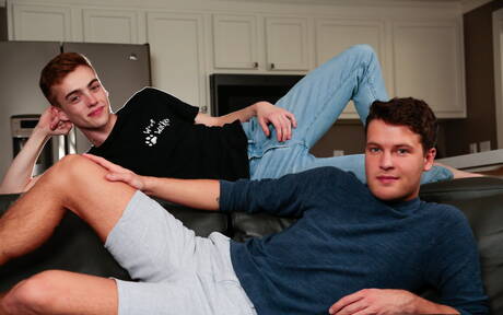 アメリカの若いエヴァン・ランダースと少年タナー・リードが良いアナルセックスをする