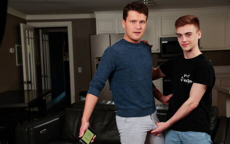 アメリカの若いエヴァン・ランダースと少年タナー・リードが良いアナルセックスをする