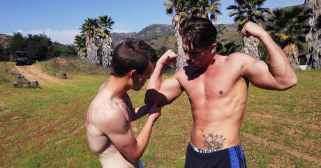 セクシーなアメリカ人、タフガイのローマン・トッドとスーパースタッドのスコット・フィンが屋外で良いアナルセックスをする