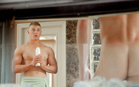 Alex Tanner und der amerikanische Kraftprotz Justin Matthews lieben sich in der Badewanne