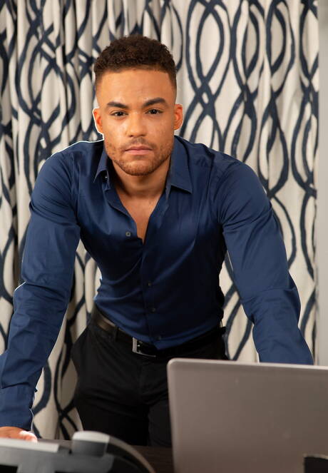 Il muscoloso britannico Michael Boston e il bel ragazzo americano Beaux Banks si succhiano e si scopano a vicenda