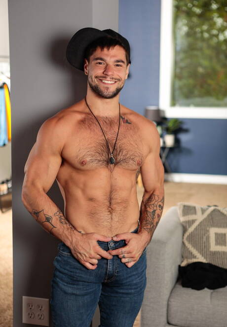 Dos chicos americanos, el duro Aspen y el joven Trevor Harris, se follan el culo después de chupar la polla.