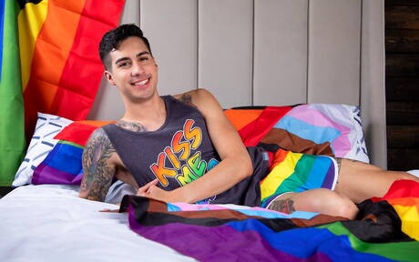 Americanos sensuais, o robusto Dalton Riley e o gostoso Kian Kane em sexo anal intenso na piscina