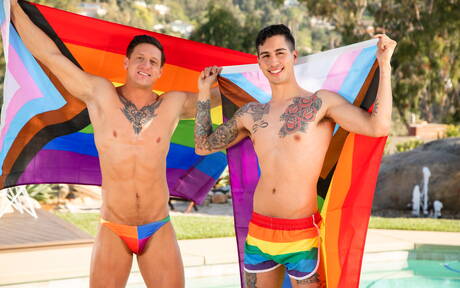 Next Door Studios: Sexy Amerikaner, der kräftige Dalton Riley und der heiße Twink Kian Kane beim harten Analsex am Pool