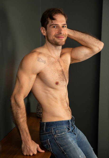 Dos simpáticos americanos, el cachas Scott Finn y el bien formado David Skylar, se follan el culo después de chuparlo.