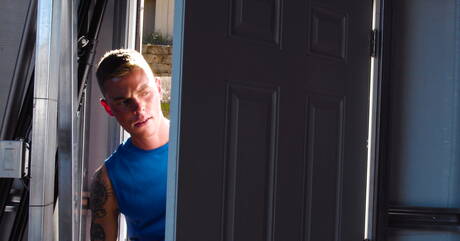 Los simpáticos chicos americanos musculosos Carter Woods y el jovencito Greyson Lane se follan entre sí