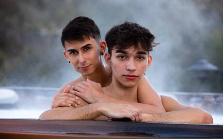 Le minet chaud Kai Locks et le minet Dylan Matthews baisent le cul après avoir sucé et fisté à la piscine