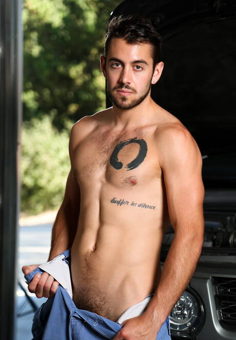 美國大力士 Dante Colle 和英國肌肉男 Michael Boston 在戶外互相毆打