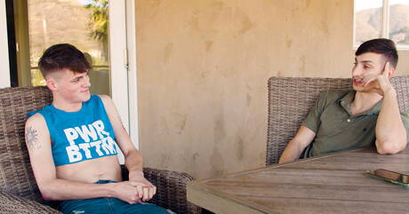 Die hübschen, gut gebauten amerikanischen Jungs Michael Jackman und Twink Avery Jones lutschen und vögeln sich draußen