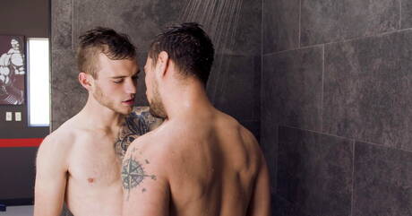 Dwóch amerykańskich facetów, umięśniony Scott Finn i twardziel Princeton Price w ostrym seksie analnym pod prysznicem