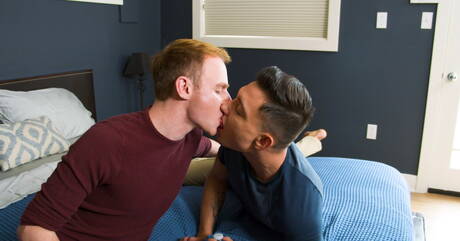 Il giovane ragazzo Zayn Parker e il giovane Eric Charming hanno una scena di coppia bollente