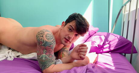 Der muskulöse Amerikaner Dakota Payne neckt seinen Schwanz