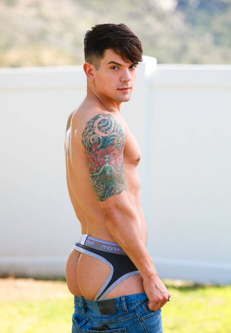 Der britische harte Kerl Michael Boston und der amerikanische Kraftprotz Dakota Payne ziehen sich draußen aus und zeigen ihren Hintern