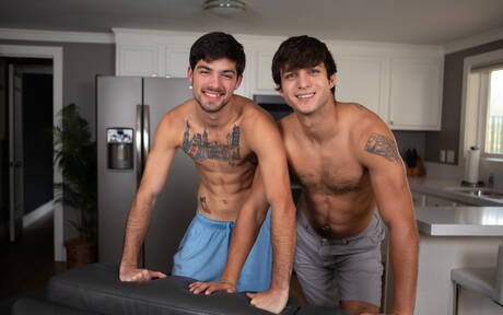 Os astros pornôs americanos Elliot Finn e Leeroy Jones fazem sexo anal