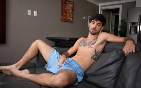 Le pornostar americane Elliot Finn e Leeroy Jones fanno sesso anale