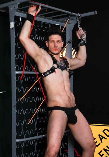 Os sensuais americanos Dalton Riley e o musculoso Tristan Hunter em uma ação de sexo com punheta