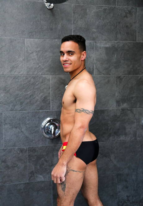 Der Latino-Schönling Anthony Moore und der kanadische Kraftprotz Shane Jackson haben guten Sex unter der Dusche