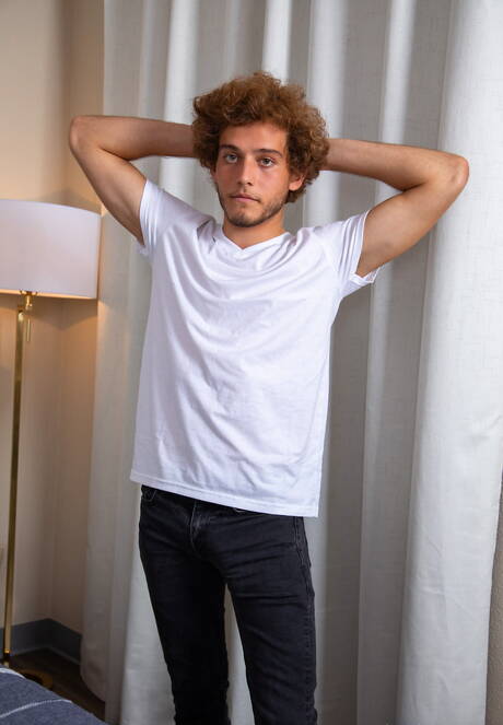 Hunk Blake Wilder trekt zijn pik af