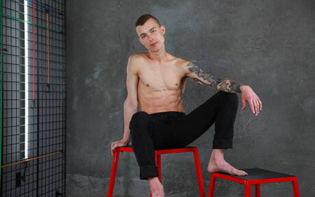 Amerykańskie gwiazdy, umięśniony Carter Woods i przystojny facet Hoss Kado ruchają się w dupę po ssaniu