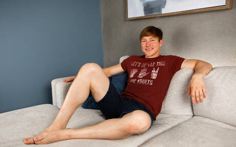 Bodybuilder Maksim Johnson zieht sich aus und zeigt seinen knackigen Hintern