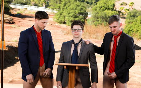 Los sexys Roman Todd, Ryan Jordan y Will Braun se follan el culo al aire libre