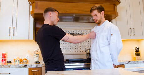 De beaux mecs américains, Justin Matthews et le costaud David Skylar, baisent après une fellation dans la cuisine