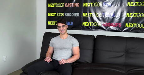 Kulturysta Jack Greyson masturbuje się swoim penisem