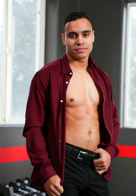 Der nette, gut gebaute amerikanische Anthony Moore und der haarige Hengst Julian Brady lieben sich draußen