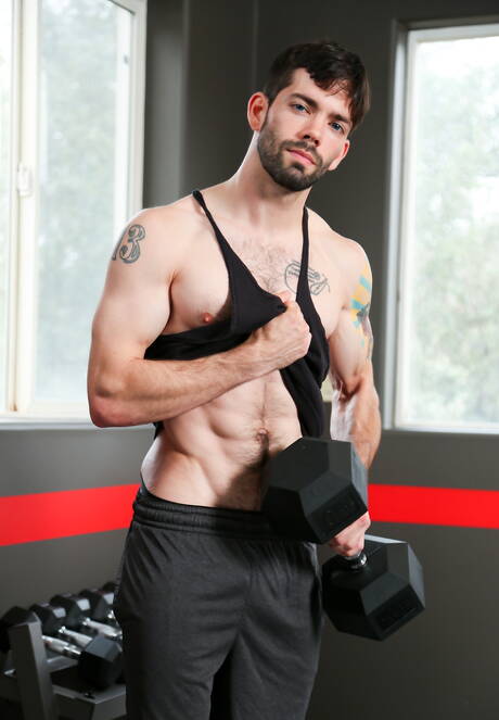 Der nette, gut gebaute amerikanische Anthony Moore und der haarige Hengst Julian Brady lieben sich draußen