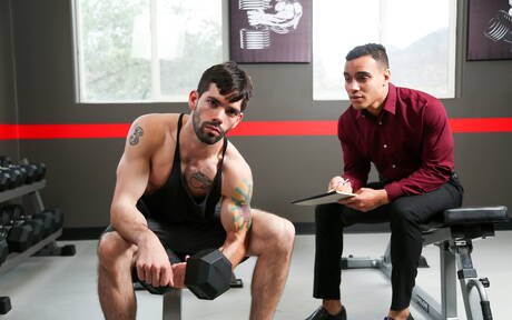 Der nette, gut gebaute amerikanische Anthony Moore und der haarige Hengst Julian Brady lieben sich draußen