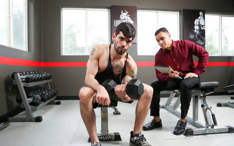 Der nette, gut gebaute amerikanische Anthony Moore und der haarige Hengst Julian Brady lieben sich draußen