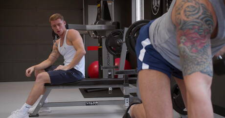 Die netten amerikanischen Kumpels Justin Matthews und Dakota Payne haben heißen Analsex mit Fisting in der Dusche