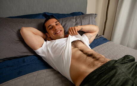 Lontra americana Andrew Miller se despindo e mostrando a bunda gostosa