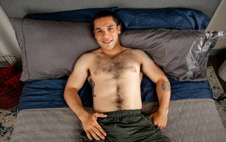 Lontra americana Andrew Miller se despindo e mostrando a bunda gostosa