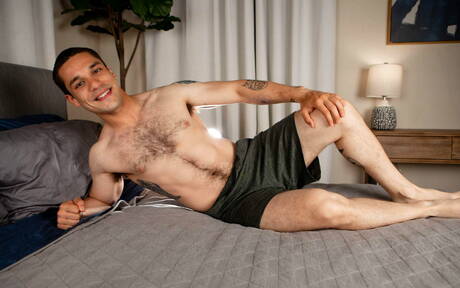 Lontra americana Andrew Miller se despindo e mostrando a bunda gostosa