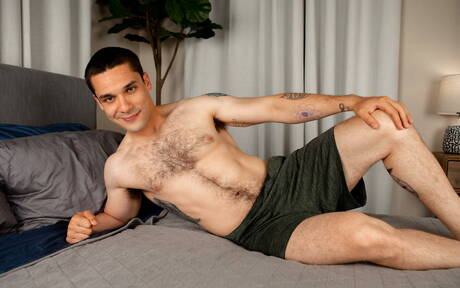 Lontra americana Andrew Miller se despindo e mostrando a bunda gostosa