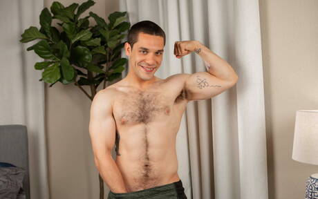 Lontra americana Andrew Miller se despindo e mostrando a bunda gostosa