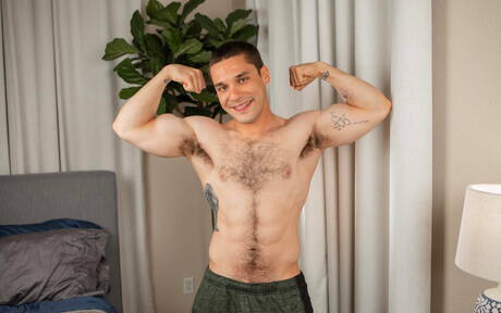 Lontra americana Andrew Miller se despindo e mostrando a bunda gostosa