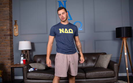 Die netten amerikanischen Jungs Carter Woods und der hübsche Jayden Marcos bohren einen Arsch