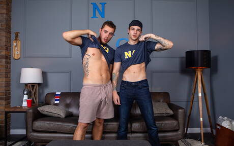 Die netten amerikanischen Jungs Carter Woods und der hübsche Jayden Marcos bohren einen Arsch