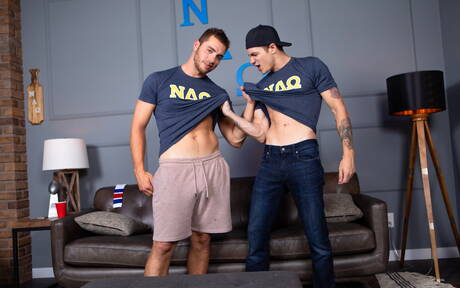 Die netten amerikanischen Jungs Carter Woods und der hübsche Jayden Marcos bohren einen Arsch