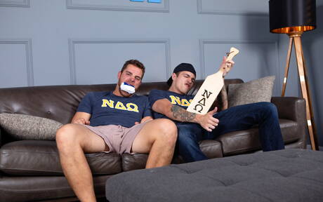 Die netten amerikanischen Jungs Carter Woods und der hübsche Jayden Marcos bohren einen Arsch